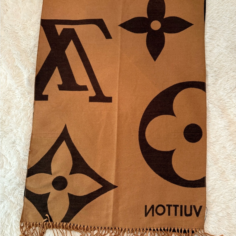 Louis Vuitton Cashmere Scarf/Shawl - Picture 7 of 8